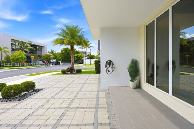 Building Photo - 7525 NW 103rd Pl