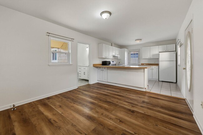 Building Photo - Fantastic location, move in ready! 1 bed, one bath, HUGE kitchen!