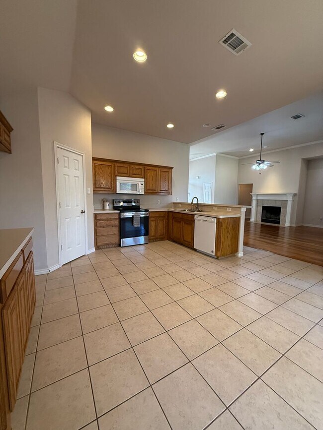 Building Photo - 4/2/2 with Fireplace - Wonderful YARD - Community Pool