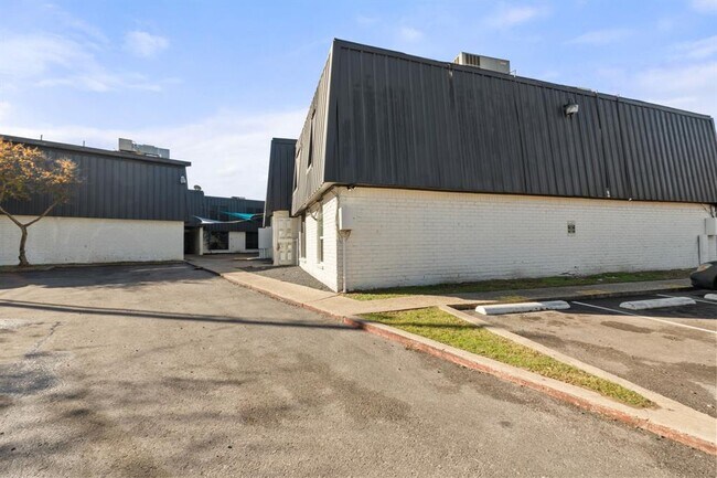 Building Photo - 1720 Wooten Park Dr