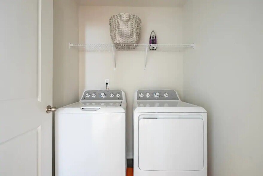 Building Photo - Room in House on Skipjack Ln