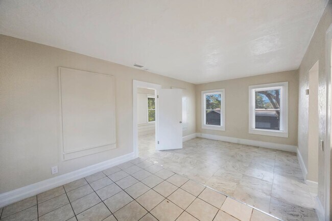 Building Photo - 2242 23rd Ave S