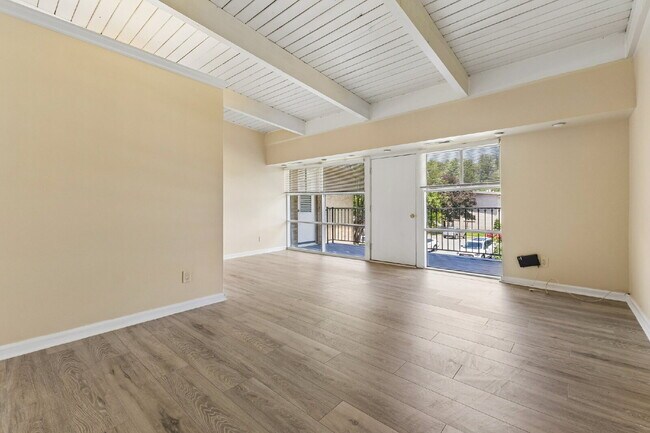 Building Photo - Location, Location, Location! Move-in ready, Offers 2 beds and 1 bed