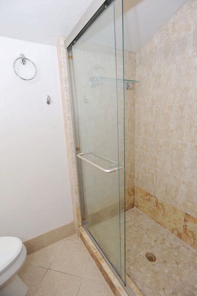 Building Photo - 3 Bedroom Townhouse - $2800/mo - ANNUAL RE...