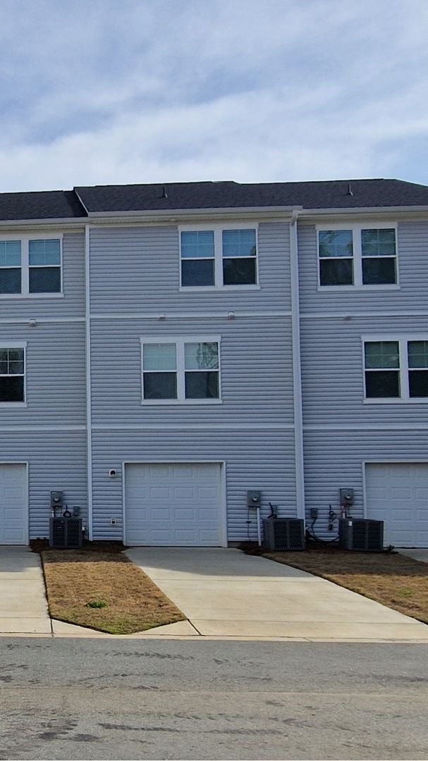 Building Photo - Brand New Townhome | 3 BR/3.5BA | 1-Car Garage | Near Downtown Mooresville