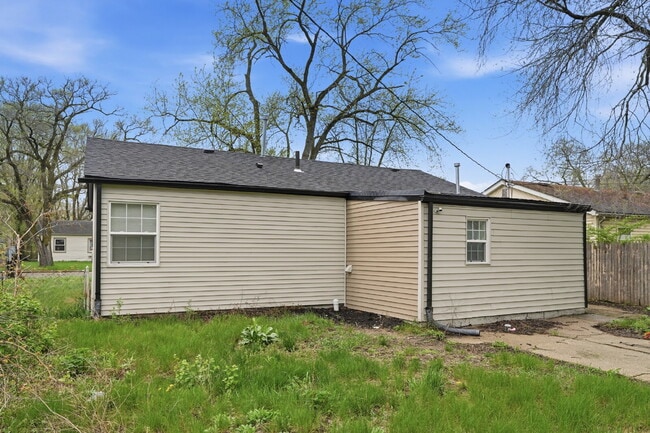 Building Photo - 3-Bedroom Home Minutes from Miller Beach & the Indiana Dunes