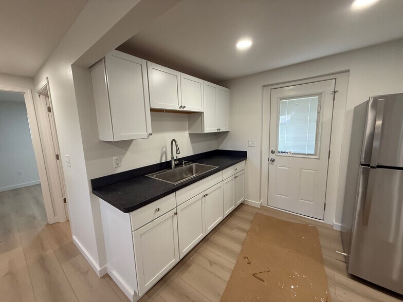 Building Photo - 418 Oak St