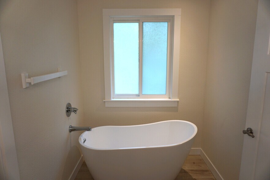 Bathtub - 7218 NE 16th Ave