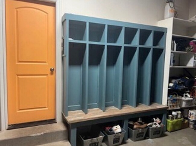 Building Photo - Beautiful, 6 Bedroom Home! 6 or 18 Month Lease!