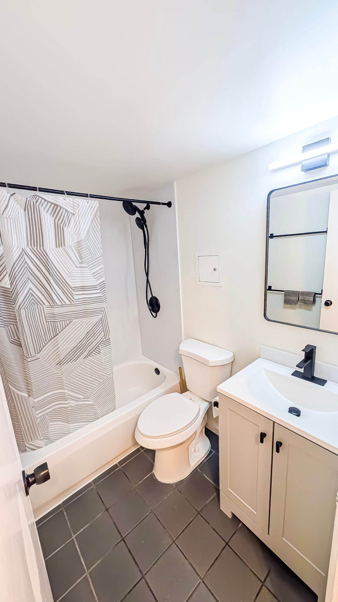 Building Photo - 1415 Victoria St