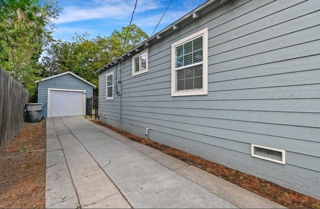 Building Photo - 328 Percy Ave