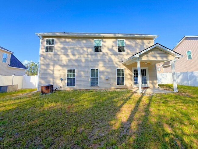 Building Photo - Spacious 5-bedroom, 3-bath home featuring two additional flex rooms!