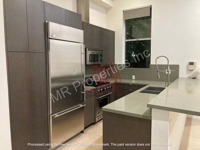 Building Photo - Beautiful Studio near Melrose - This is the Place to be.