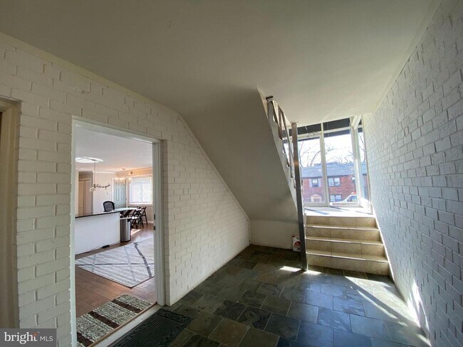 Building Photo - 1221 N Quinn St