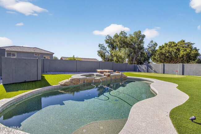 Building Photo - 10587 E Sheena Dr