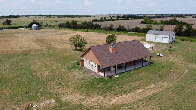 Building Photo - Peaceful country living on 10 acres!