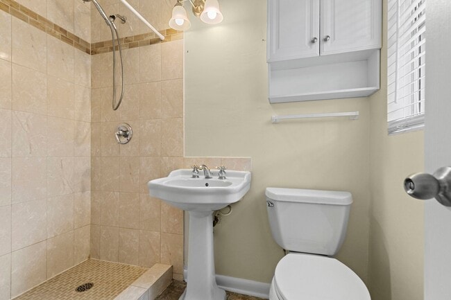 Building Photo - Affordable Remodeled Home near UF Campus