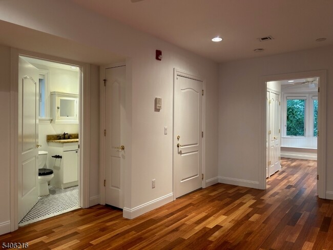 Building Photo - 94 Walnut St