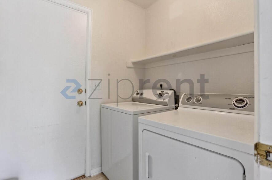 Building Photo - Unit
