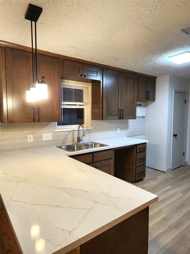 Building Photo - 4906 Valleyview Dr