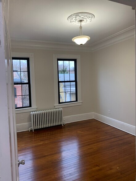 Building Photo - 393 Van Duzer St