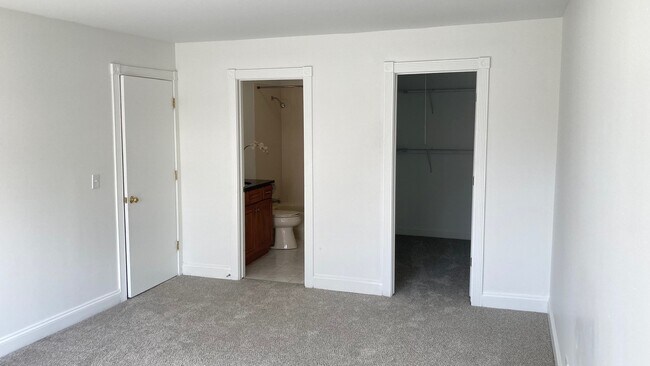 Building Photo - 21W581 North Ave