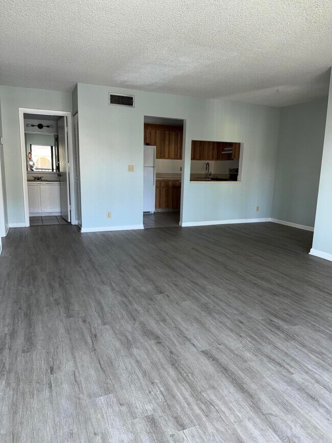 Building Photo - 718 Sunny Pine Way