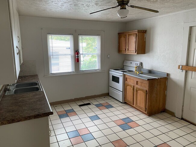 Building Photo - 3 or 4 bedroom (3 bedrooms+ bonus room) House in Rum Village