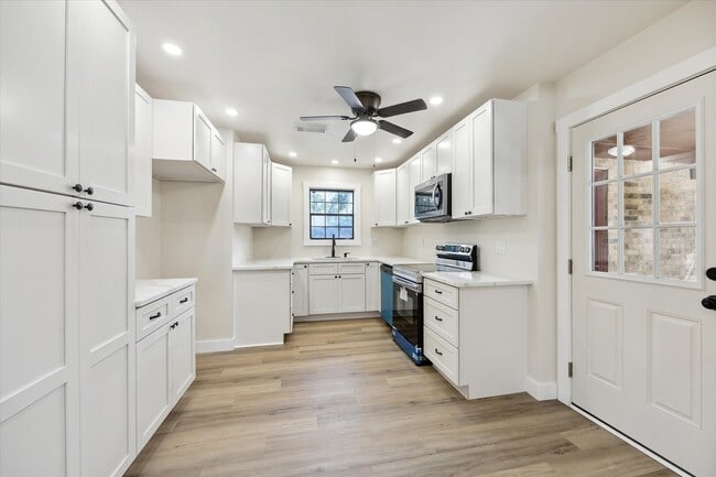 Building Photo - 1201 E Alamo St