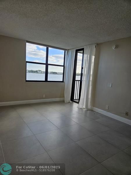Building Photo - 105 Lake Emerald Dr