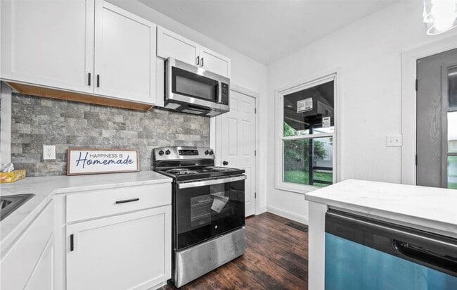 Building Photo - Quiet Comfort: Charming 3 Bed, 2.5 Bath Ho...