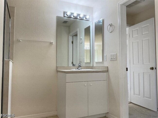 Building Photo - 2323 NE 26th St