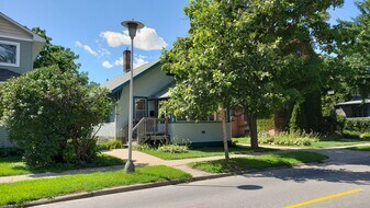 Building Photo - 1023 18th Ave SE