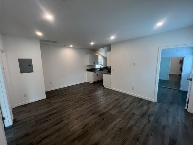 Building Photo - 8941 Balboa Blvd