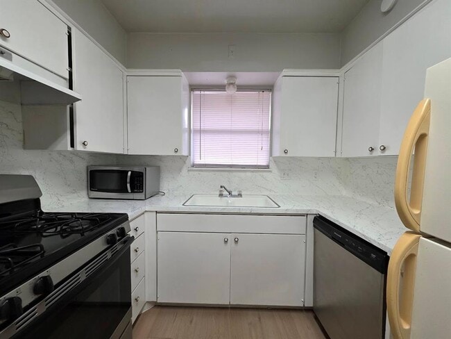 Building Photo - 701 E 45th St