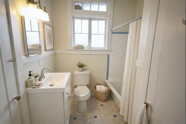 Building Photo - 7726 S Claiborne Ave