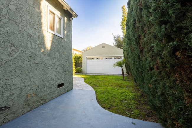 Building Photo - 10744 Charnock Rd