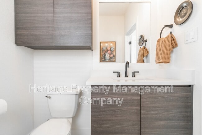 Building Photo - 719 Eleanor Ave