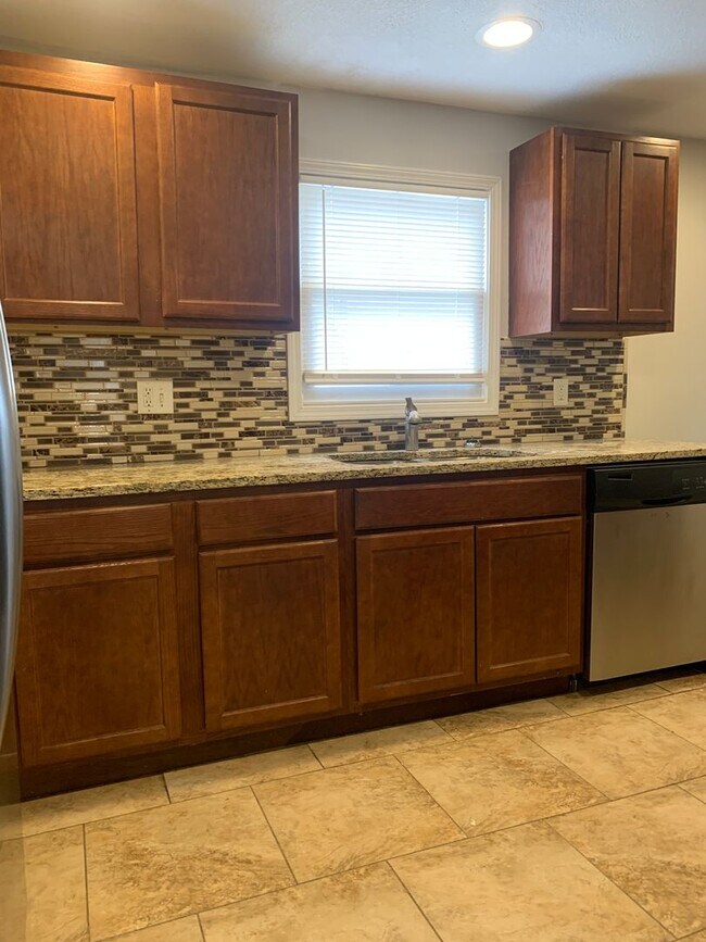 Building Photo - Your Next Home Awaits: 4BR/2BA in Desirable Prairie Village Location!