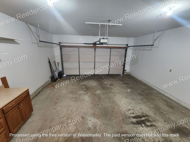 Building Photo - Spacious 3 bedroom 2 bathroom townhouse