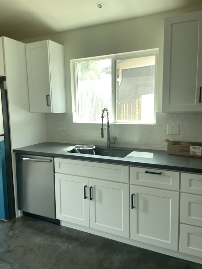 Building Photo - 1339 E 8th St