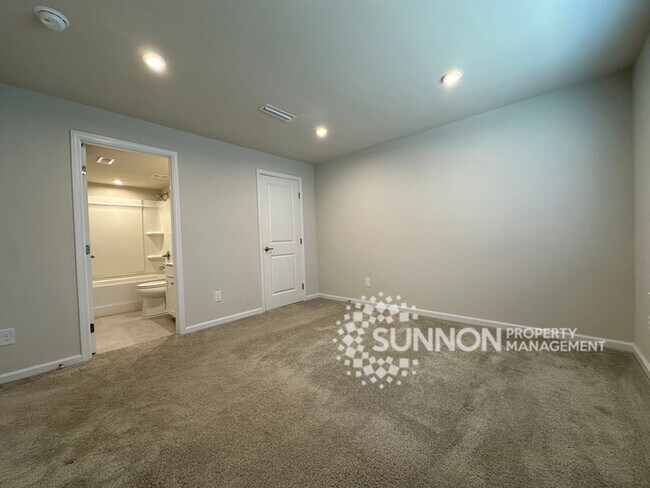 Building Photo - Beautiful 4 Bed 3.5 Bath Townhome minutes ...