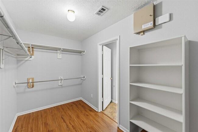 Building Photo - 3111 Glenwood Dr