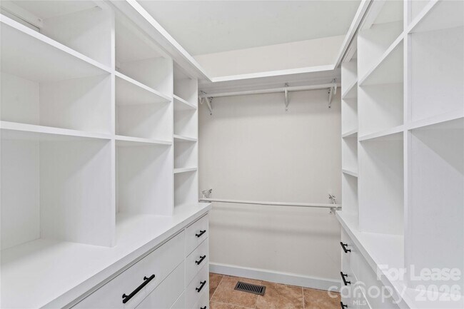 Building Photo - 5020 Fox Hollow Dr