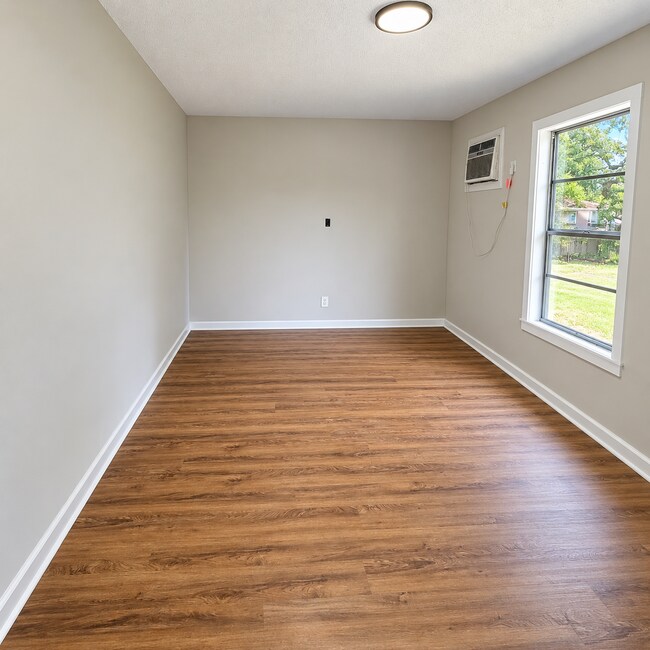 Building Photo - 207 Rosewood Dr