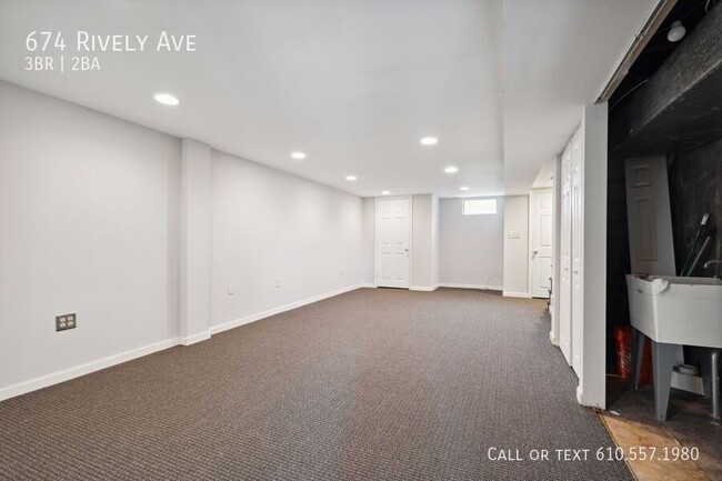 Building Photo - 674 Rively Ave