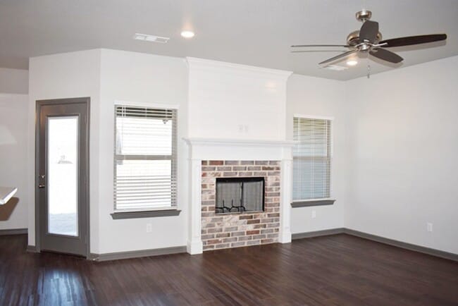 Building Photo - 2205 E Cates St