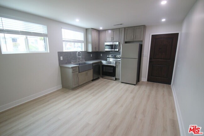 Building Photo - 3541 Homeland Dr