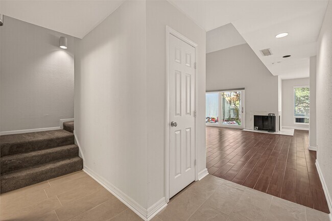 Building Photo - 7655 S Braeswood Blvd