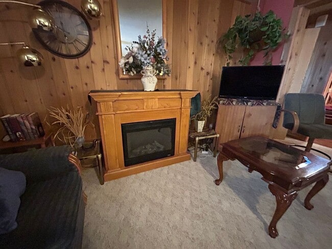 Building Photo - Beautiful Furnished 2 Bedroom Basement Apa...